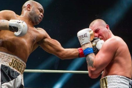 Győzelemmel búcsúzott Roy Jones Jr