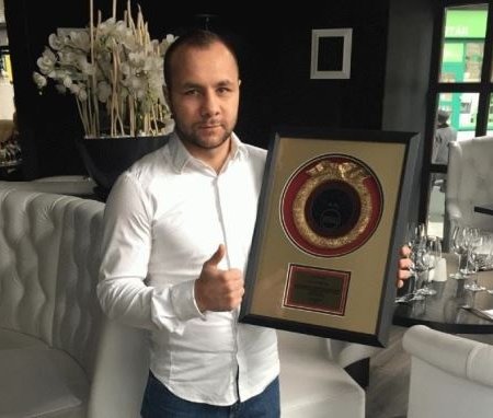 Bedák Zsoltot az ajtóig kísérik