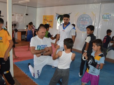 Kick-boxot és emberséget tanított a menekülttáborban Mórádi Zsolt