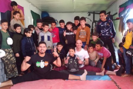 Visszatér a menekülttáborba a magyar kick-box legenda