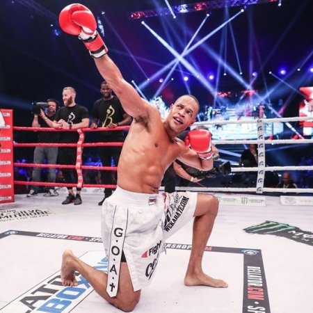 A gyilkos pörgőrúgás barátságos királya