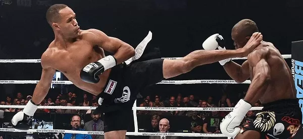 A gyilkos pörgőrúgás barátságos királya