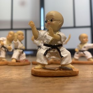Szobor, Karate baba 7, Elton
