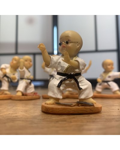Szobor, Karate baba 7, Elton